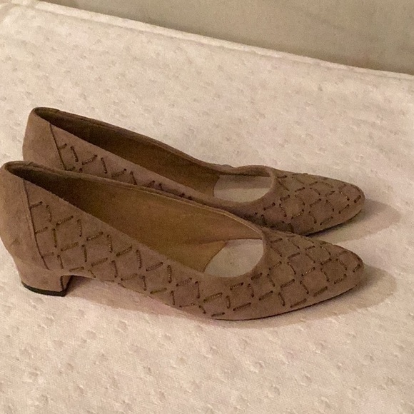 VANELI light brown suede with interlaced golden tone chain and low heels # 7 N - Picture 7 of 9